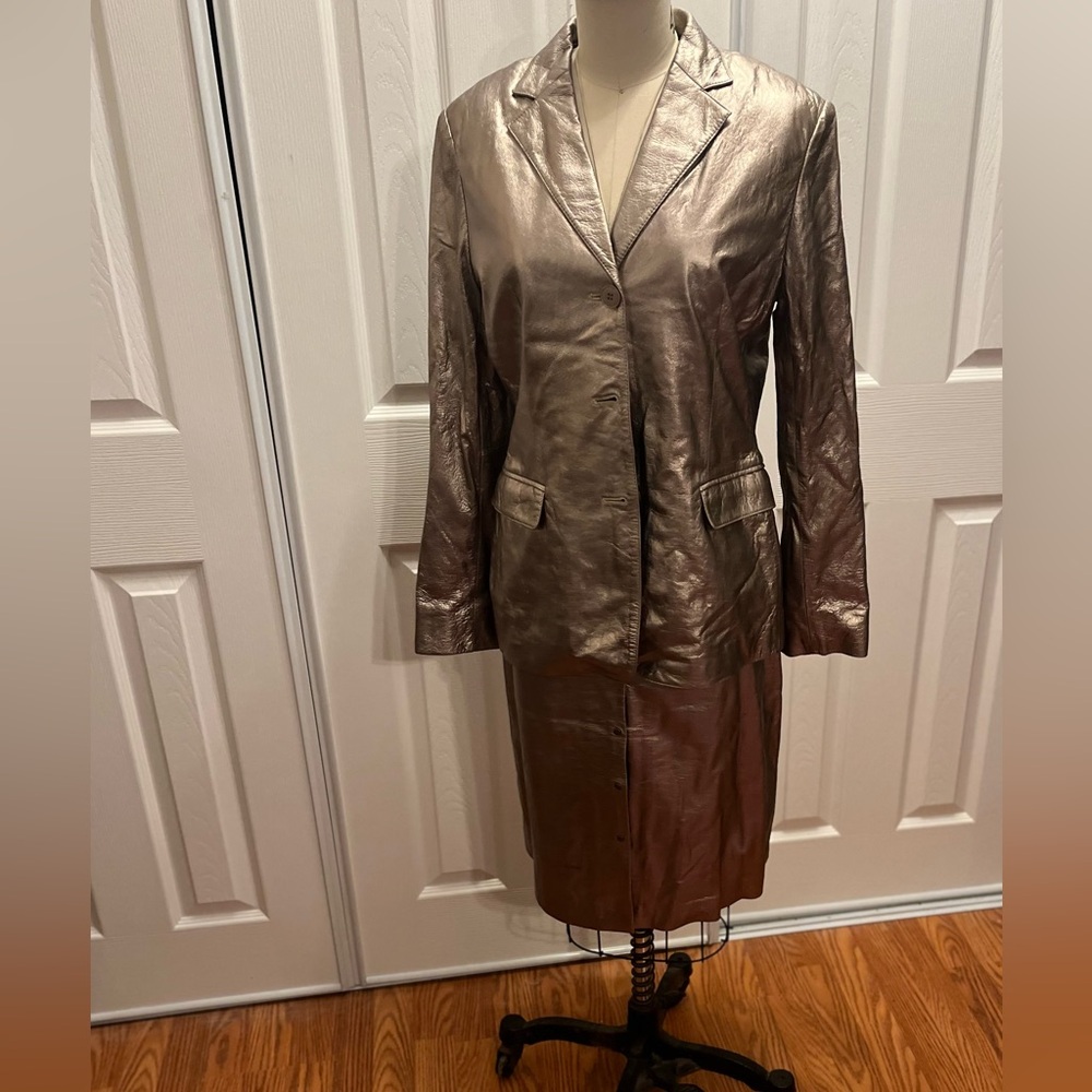 JONES NEW YORK -LEATHER SUIT BLAZER and SNAP up MINI SKIRT pewter/gold size 8